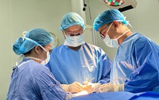 Bé trai 26 tháng bị chó nhà cắn nát vùng hàm mặt, hoảng loạn khi nhập viện