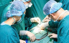 Bé 28 ngày tuổi nguy kịch được cứu sống sau 4 giờ phẫu thuật tim