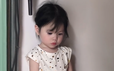 Bé gái mếu máo dỗi ông ngoại, dân mạng mê mẩn vì gương mặt như ‘búp bê’
