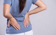 Vì sao sau sinh em bé, mẹ dễ đau lưng, đau gối, đau nhức toàn thân?