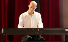 Chàng trai 20 tuổi học piano giữa những ngày điều trị ung thư