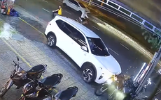 Thót tim cảnh ô tô 7 chỗ lao lên vỉa hè, húc loạt xe máy