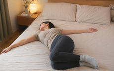 7 động tác yoga nhẹ nhàng có thể tập trên giường giúp dễ ngủ