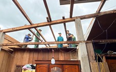 Nhiều nhà dân vùng biên giới bị hư hại sau mưa lớn kèm dông lốc