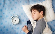 Ngủ trước 23h có giúp trẻ tăng chiều cao?