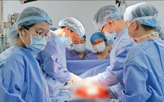 Hành trình ‘giải cứu’ đường tiêu hoá cho người đàn ông 
uống nhầm thuốc tẩy bồn cầu 