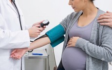 Tăng huyết áp thai kỳ ảnh hưởng thế nào đến mẹ và bé?