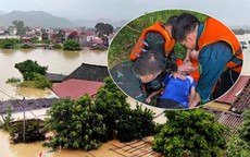 Xuồng chở bệnh nhân bị lật giữa dòng nước lũ, 7 người được cứu