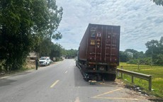 Khởi tố tài xế xe đầu kéo lùi xe khiến người phụ nữ tử vong