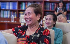 Đến bệnh viện điều trị, bệnh nhân được… xem phim và cười