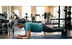 Phụ nữ sau 50 tuổi có cơ sàn chậu yếu nên tập plank không?