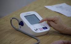 Vì sao huyết áp dễ tăng vọt vào buổi sáng và cách xử trí an toàn