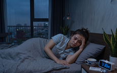 Thiếu ngủ kích hoạt cơn thèm ăn khiến cơ thể tích tụ mỡ bụng nhanh chóng