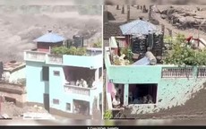 Ngôi nhà 2 tầng màu xanh kiên cố trụ vững giữa trận lũ quét ở Nepal