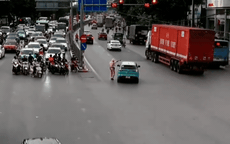 Taxi chở cụ bà 83 tuổi đột quỵ kẹt giữa dòng xe, CSGT lập tức mở đường