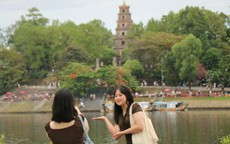Tọa độ 'sống ảo' bắt trọn chùa Thiên Mụ ở Huế hút giới trẻ dịp nghỉ lễ