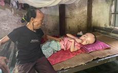 Hơn 3 thập kỷ làm đôi chân cho con gái nằm liệt giường
