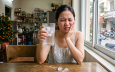 Vì sao răng bị ê buốt đột ngột khi ăn đồ nóng lạnh?
