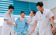 8 tháng nằm liệt sau sinh, người mẹ Lào tìm lại đôi chân nhờ ca vi phẫu tại Bệnh viện Bạch Mai
