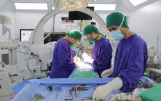 Phẫu thuật khẩn cứu nam bệnh nhân trượt hoàn toàn thân đốt sống sau cú ngã cao