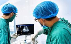 Giữ thai cạn ối từ tuần 20 bằng kỹ thuật truyền ối, em bé chào đời khỏe mạnh
