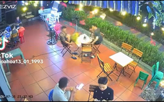 Đang uống cà phê, người đàn ông bất ngờ 'nhận lộc từ trên trời rơi xuống'