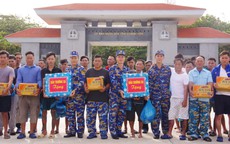 Bàn giao 32 ngư dân gặp nạn trên biển để đưa về đất liền