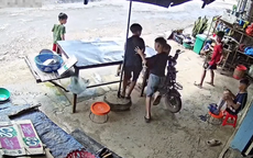 Cậu bé phóng xe đạp điện thẳng vào nhà dân, camera ghi lại khoảnh khắc bất ngờ