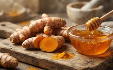 Cách làm mờ nám, tàn nhang bằng nghệ tươi và mật ong