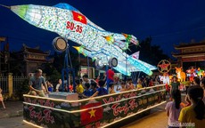Bất ngờ với mô hình đèn Trung thu máy bay Su-35, tên lửa, robot biến hình
