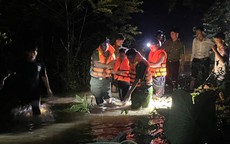 Căng dây đưa người dân vượt 3 cầu tràn ngập lũ đi cấp cứu trong đêm