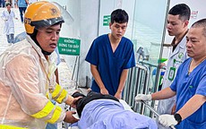 CSGT mở đường đưa người đàn ông bất tỉnh đi cấp cứu giữa trời mưa lớn, nước dềnh