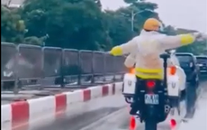 CSGT Hà Nội mở đường giữa mưa tầm tã, kịp thời đưa người bệnh đau thận cấp đến viện