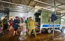 Công an Kỳ Sơn bám địa bàn, giúp dân chạy lũ