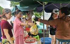 Loài nấm 'đắng ngắt' từ rừng xuống phố, ở xa 30 km vẫn tìm đến mua