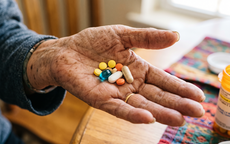 Người trên 60 tuổi nên bổ sung vitamin và ăn uống như thế nào?