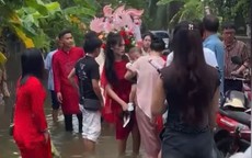 Nhà trai lội nước gần 100 mét, mang sính lễ đến nhà cô dâu giữa mưa lũ