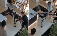 Hy hữu: Robot 'tung cước' vào người khách hàng do bị đẩy giữa ngực