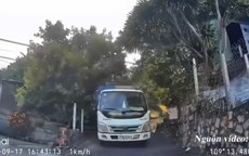 Tài xế lùi xe 'cực nét', né cú đâm trực diện của xe tải trên dốc hẹp
