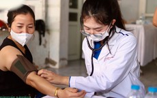 Thầy thuốc trẻ mang dịch vụ chăm sóc sức khỏe đến người dân vùng cao Lai Châu