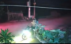 Đôi tình nhân dừng xe lúc hơn 2h sáng, chủ nhà xem camera chỉ biết ngỡ ngàng