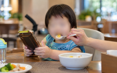 Bé 2 tuổi liên tục nói tiếng lạ vì thói quen vừa ăn vừa xem YouTube