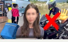 Trục xuất vĩnh viễn nữ du khách nhiều lần lái mô tô biểu diễn phản cảm