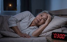 Vì sao người lớn tuổi hay thức giấc nửa đêm và giải pháp từ bữa tối