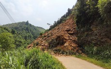 Hàng nghìn mét khối đất đá sạt xuống đường ở Lào Cai