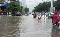 Cảnh báo mưa dông kèm lốc sét khu vực nội thành Hà Nội 