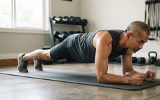 Plank 30 ngày: Giữ lâu hay tăng độ khó để tăng cơ lõi?