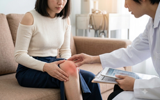 Đau lưng, đau gối, cứng khớp: Khi nào cần đi khám thay vì tự điều trị?