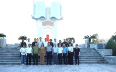 Thứ trưởng Đỗ Xuân Tuyên và đoàn Hội Cựu chiến binh Bộ Y tế tri ân các Anh hùng,Liệt sĩ tại Quảng Ninh