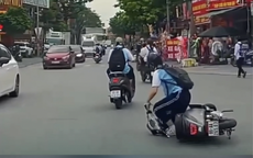 Nữ sinh bị bạn giật tóc khi đang chạy xe máy điện, ngã chúi xuống đường